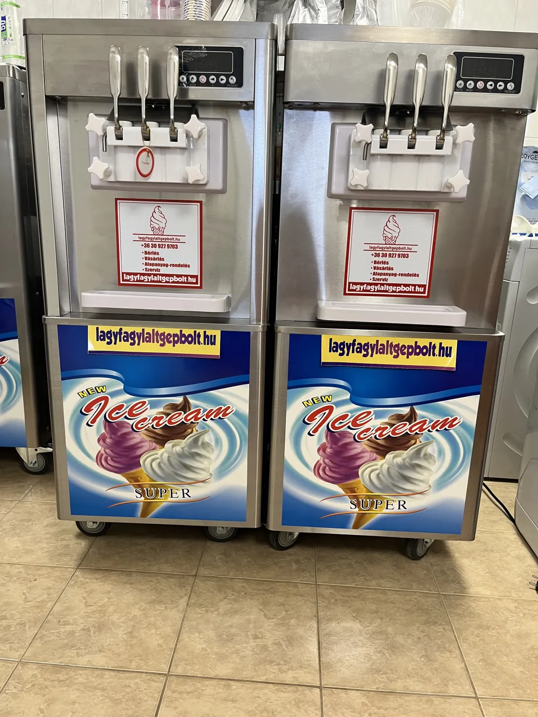 2 db inox lágyfagylaltgép csavaros fagylaltos matricákkal, lagyfagylaltgepbolt.hu logóval